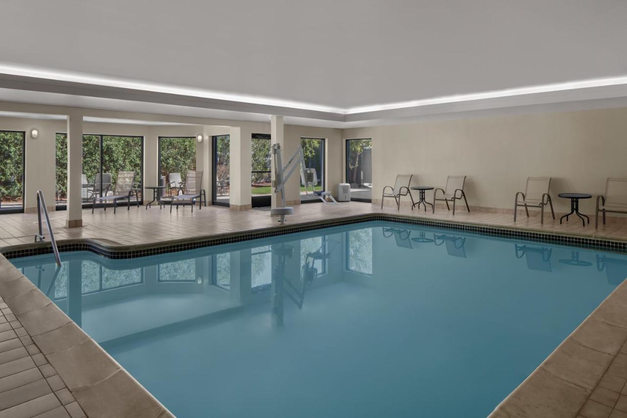 Courtyard Detroit Brighton Hotel Екстериор снимка