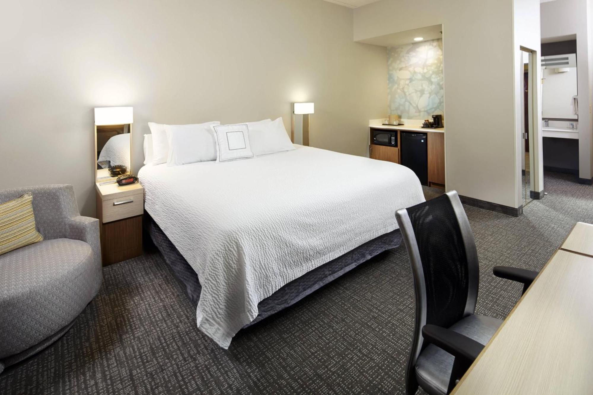Courtyard Detroit Brighton Hotel Екстериор снимка
