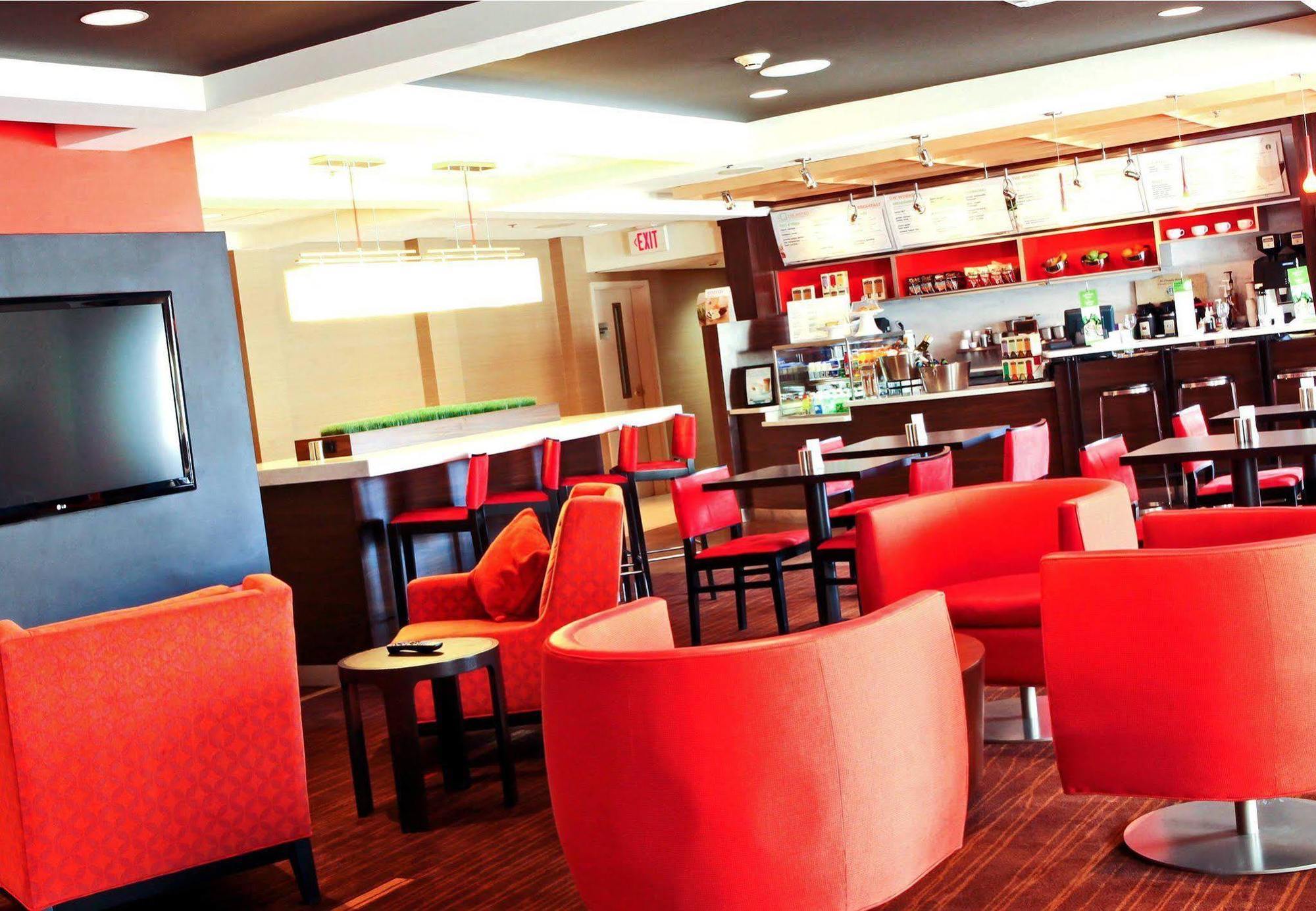 Courtyard Detroit Brighton Hotel Ресторант снимка